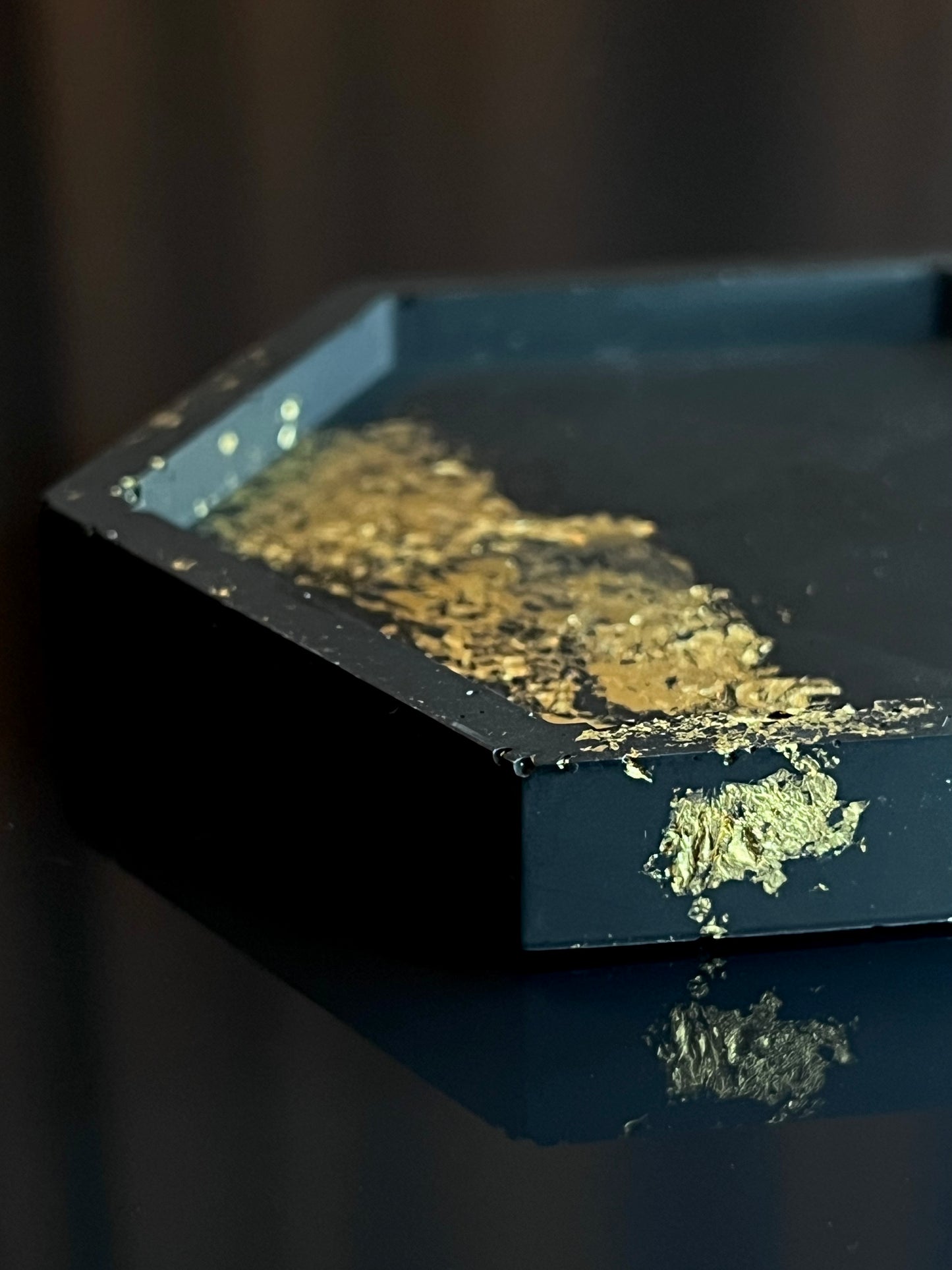 Šešiakampis padėklas I Black with gold dust