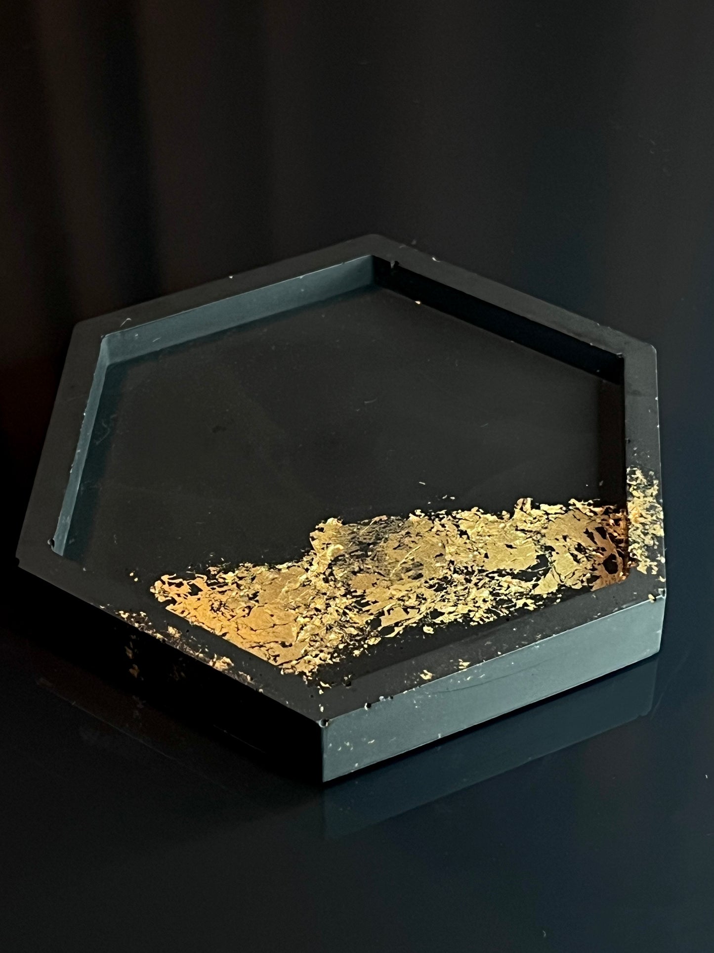 Šešiakampis padėklas I Black with gold dust