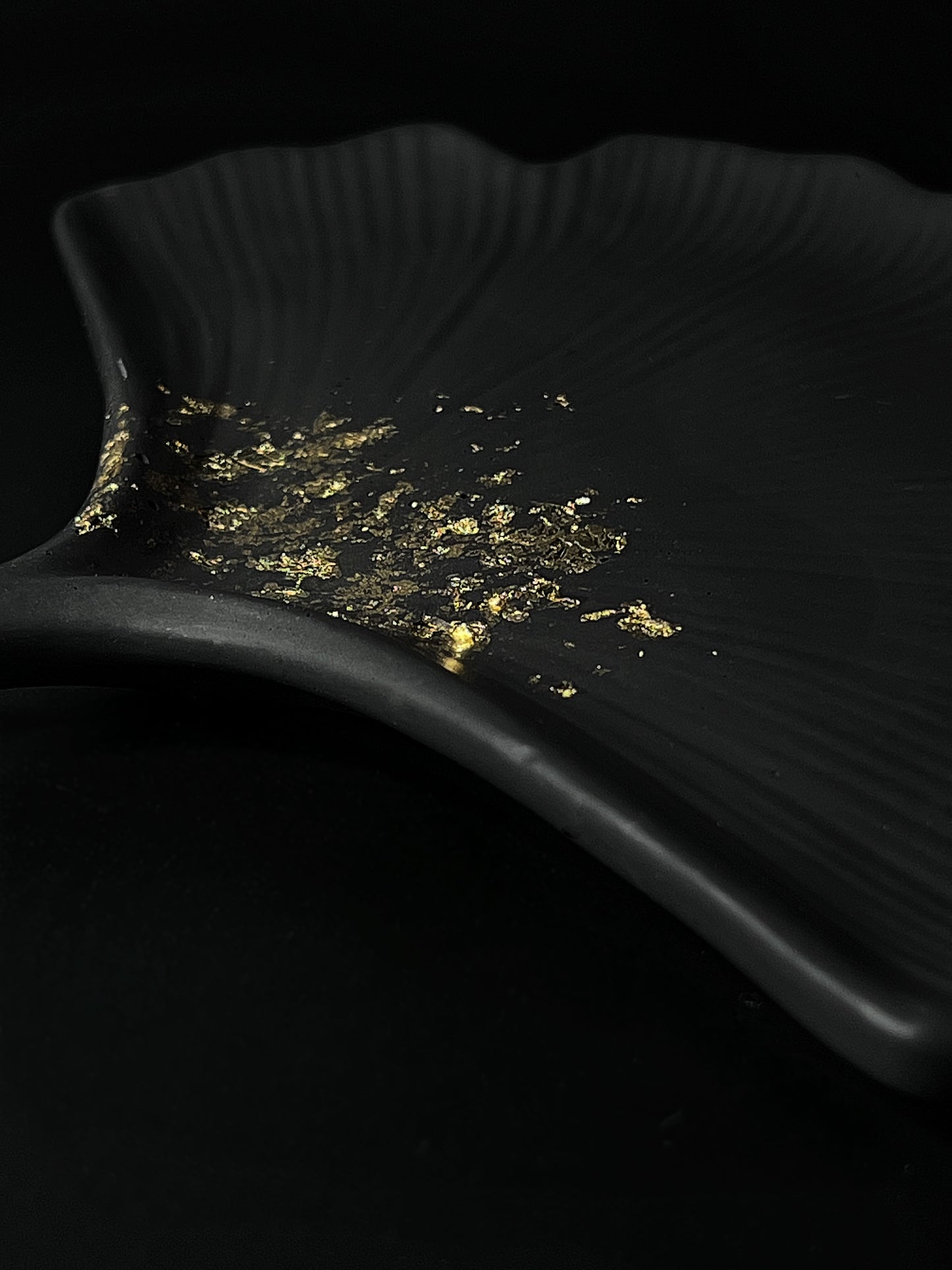 Padėklas I Black leaf with gold dust