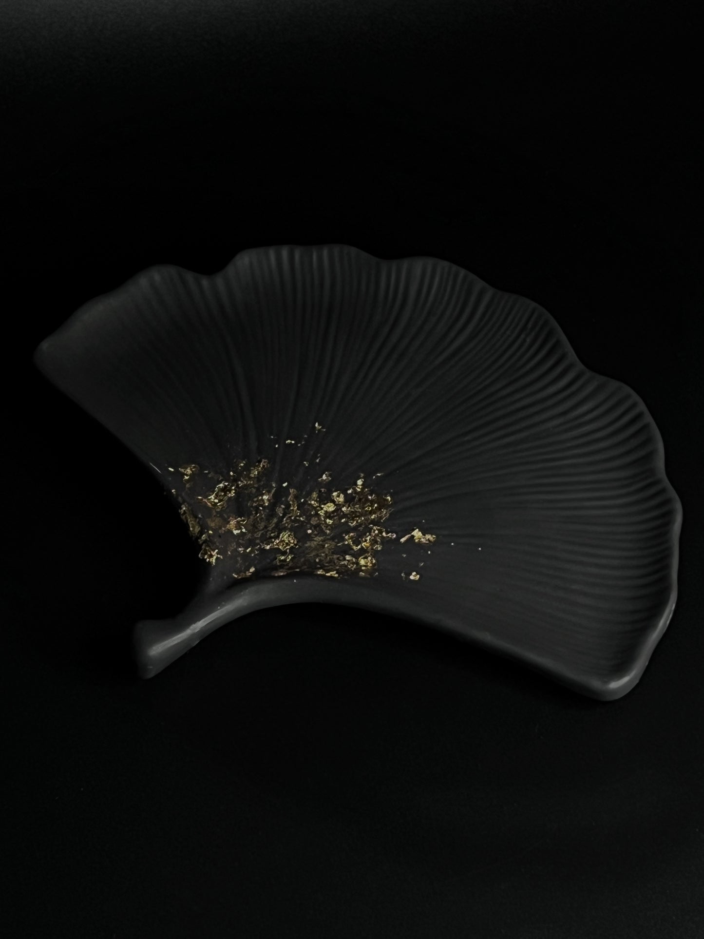 Padėklas I Black leaf with gold dust