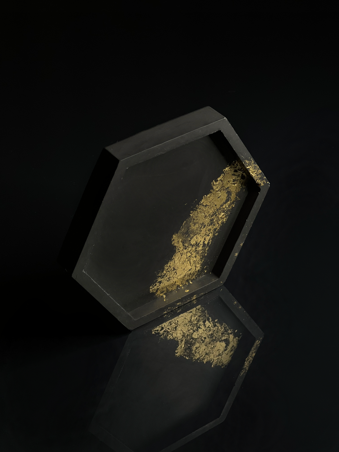 Šešiakampis padėklas I Black with gold dust