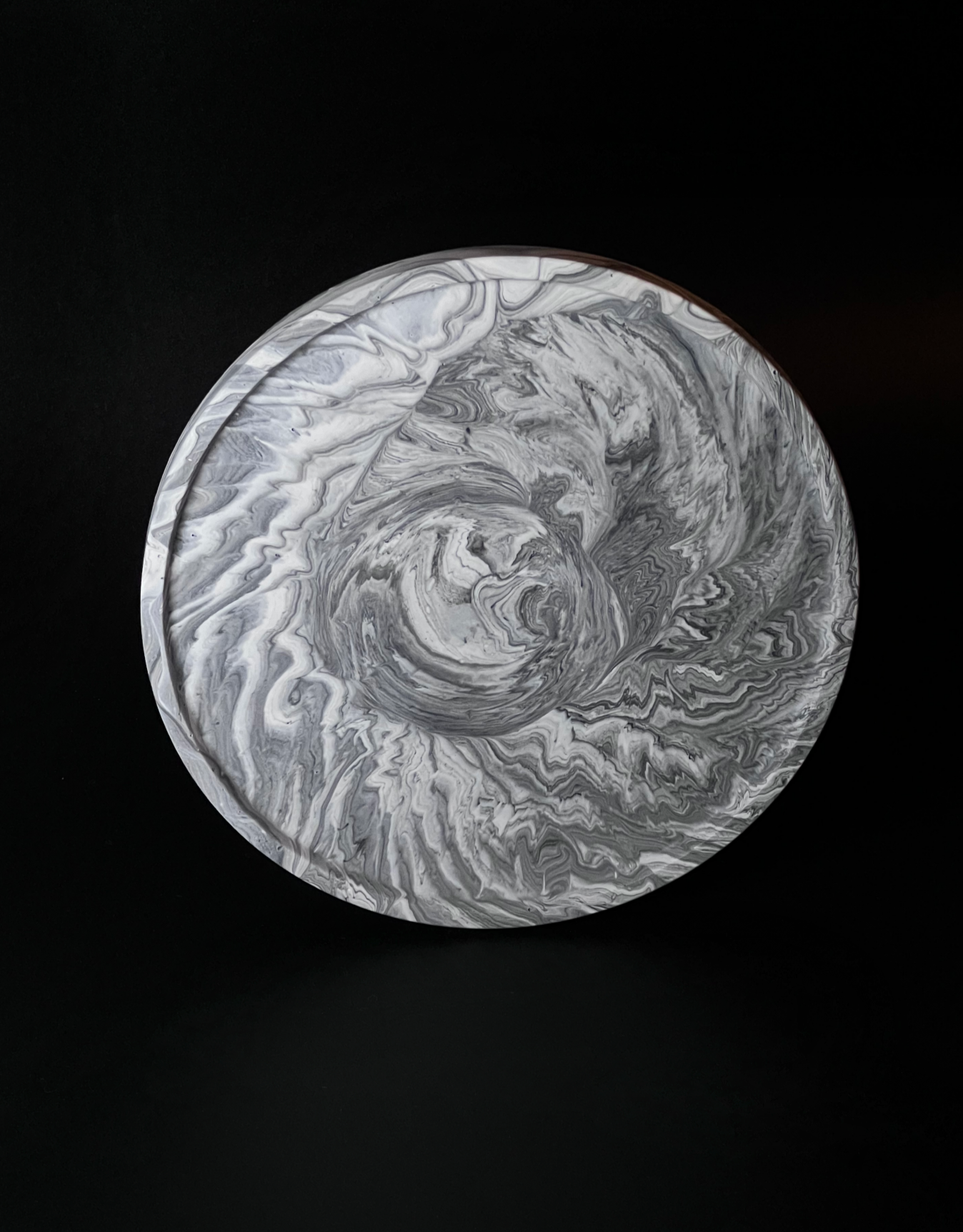 Apvalus padėklas I Grey intensive marble
