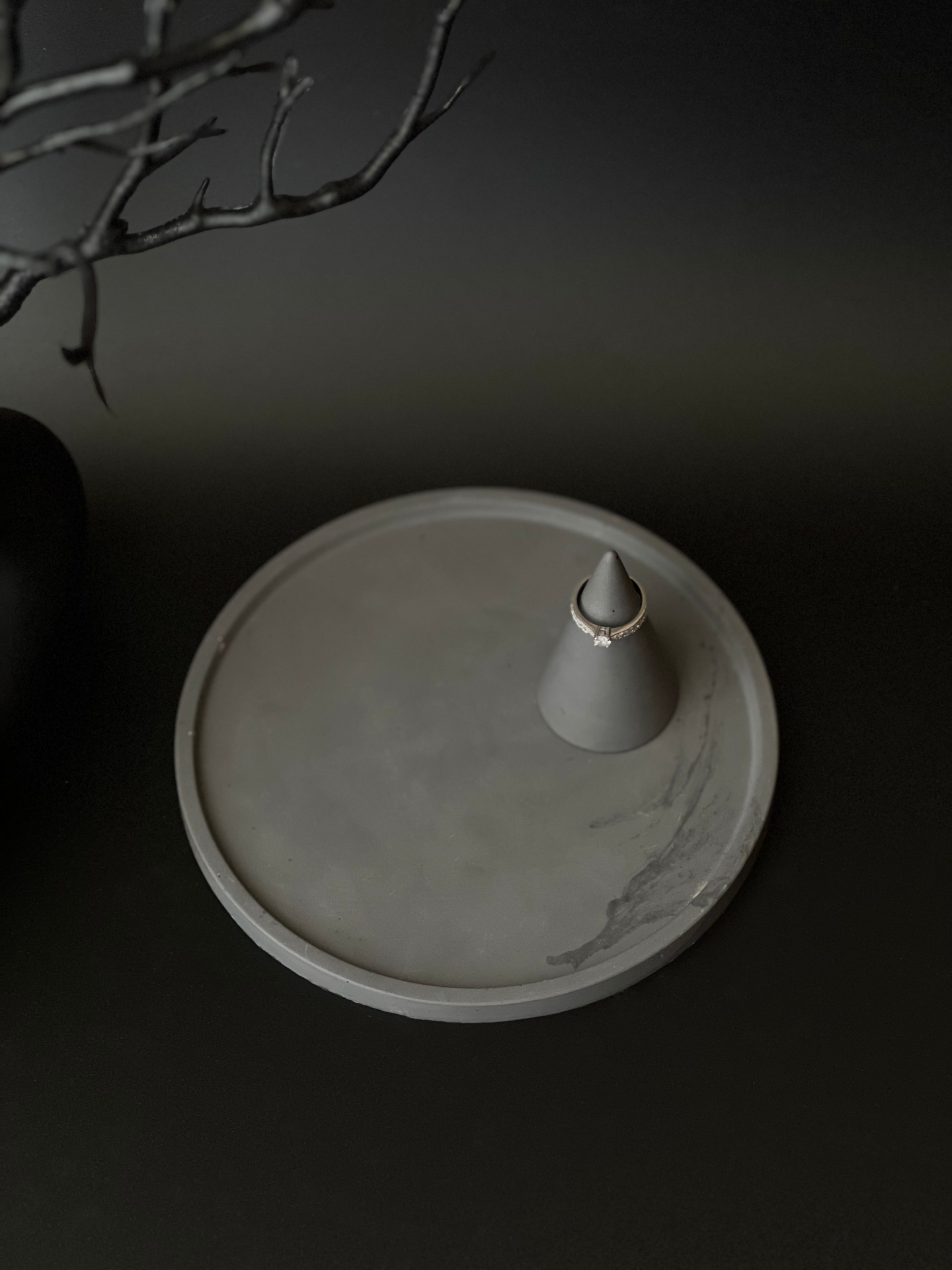 Apvalus padėklas I Grey marble with black lines