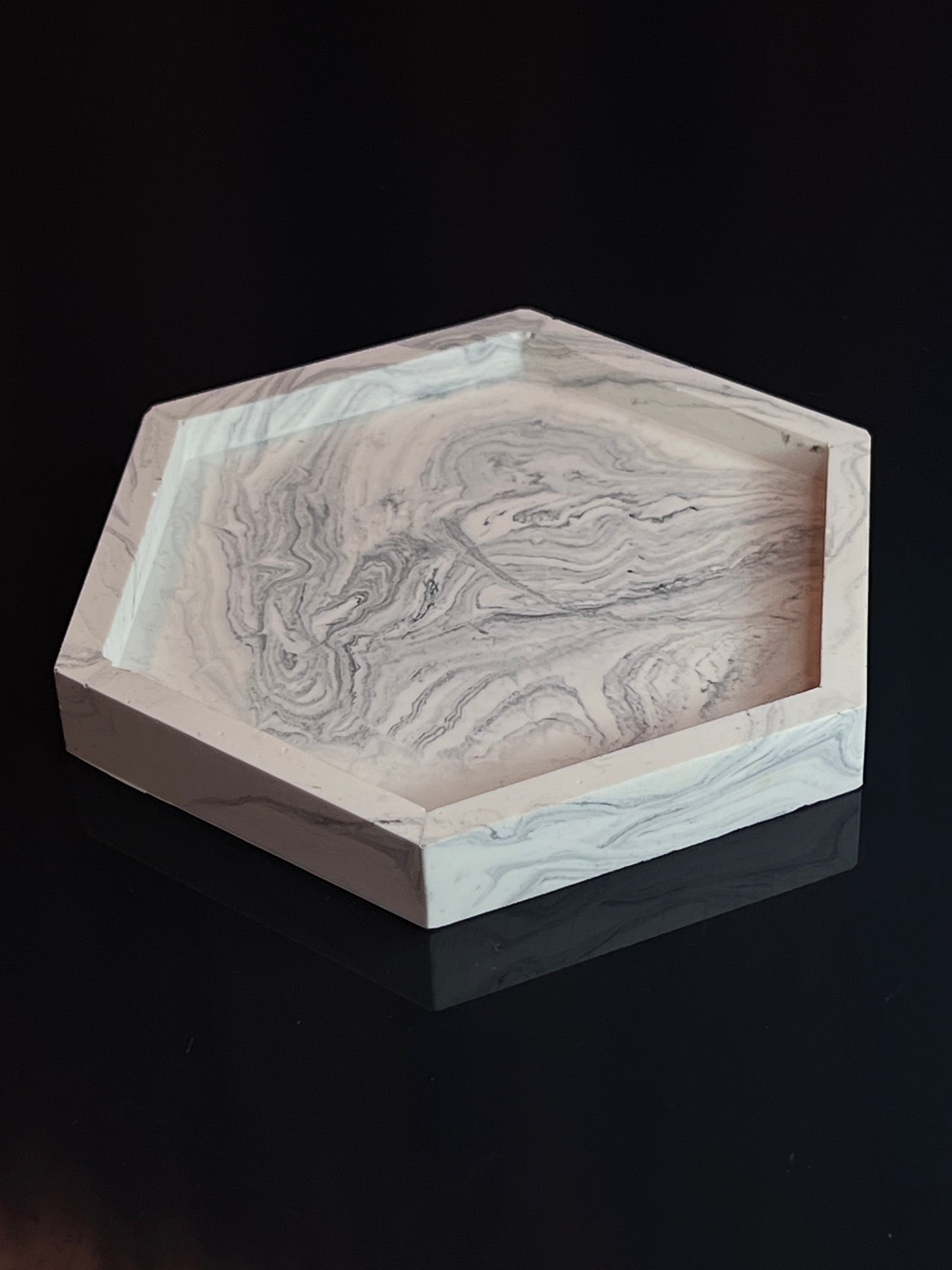 Šešiakampis padėklas I Black & white marble