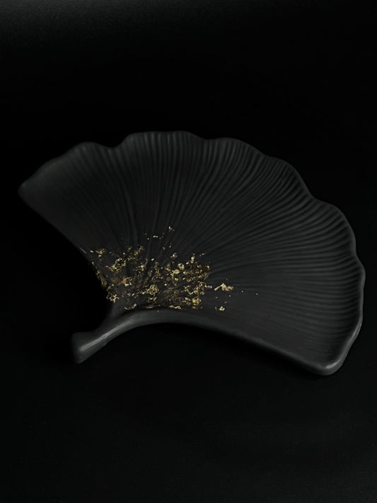 Padėklas I Black leaf with gold dust