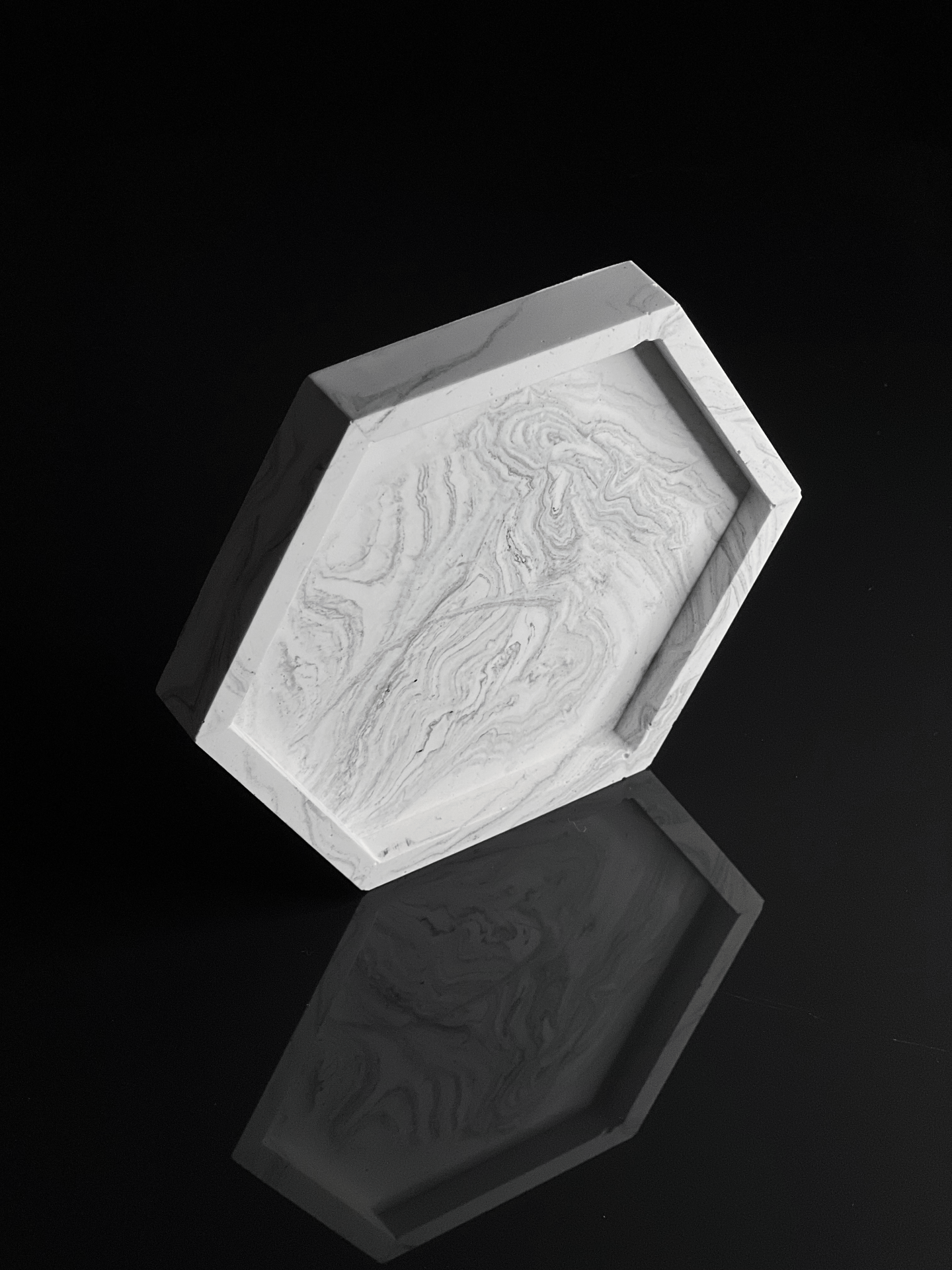 Šešiakampis padėklas I Black & white marble