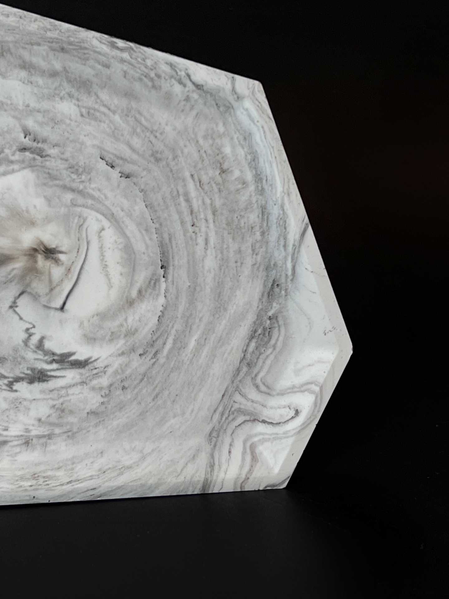 Netaisiklingos formos padėkliukas I Brown marble