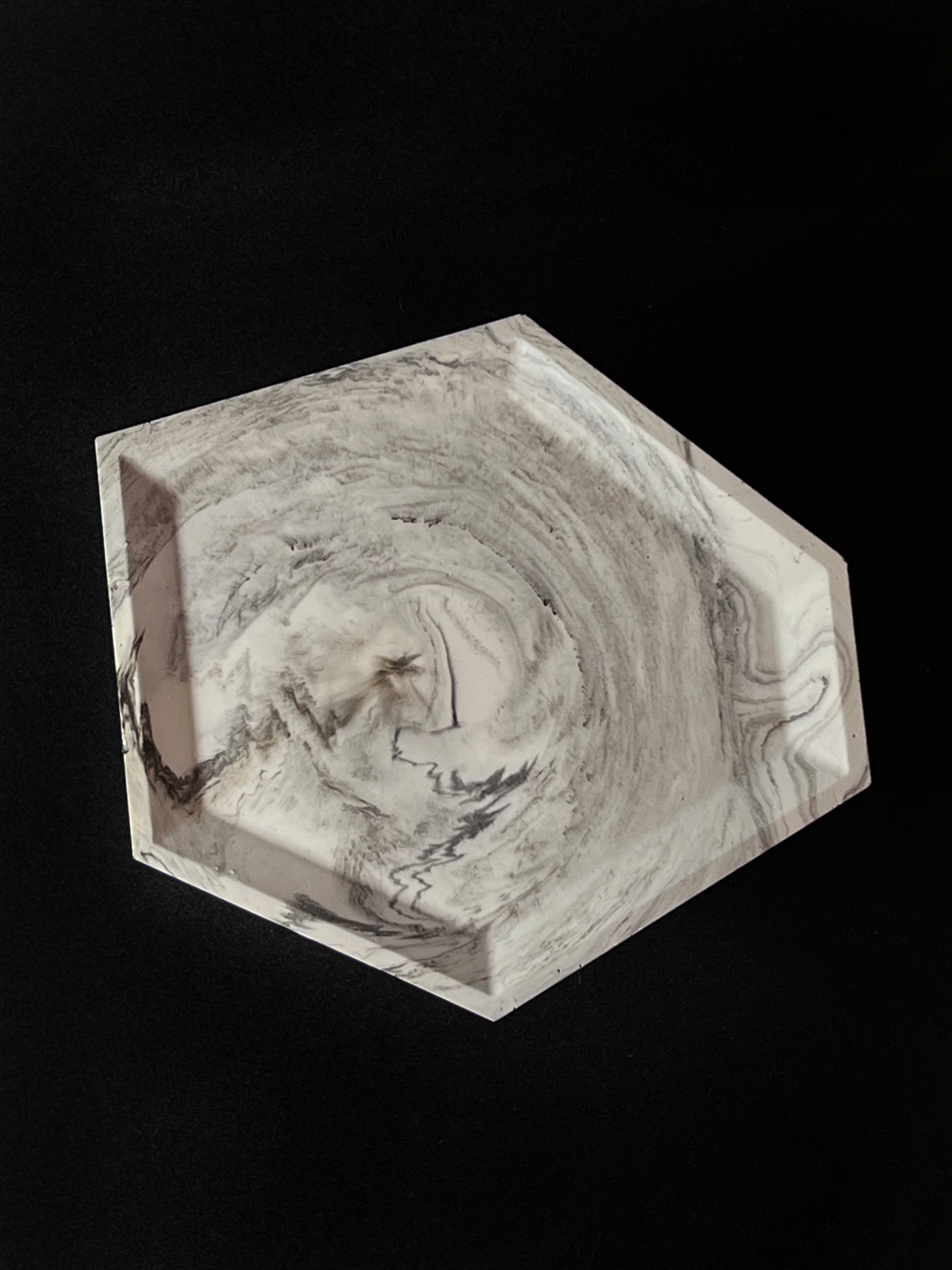 Netaisiklingos formos padėkliukas I Brown marble